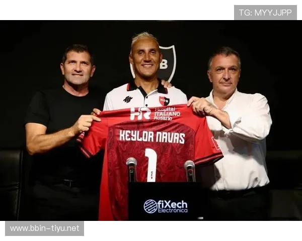 纳瓦斯宝刀不老两连扑点球震撼纽维尔老男孩主场瞬间引爆全场激情