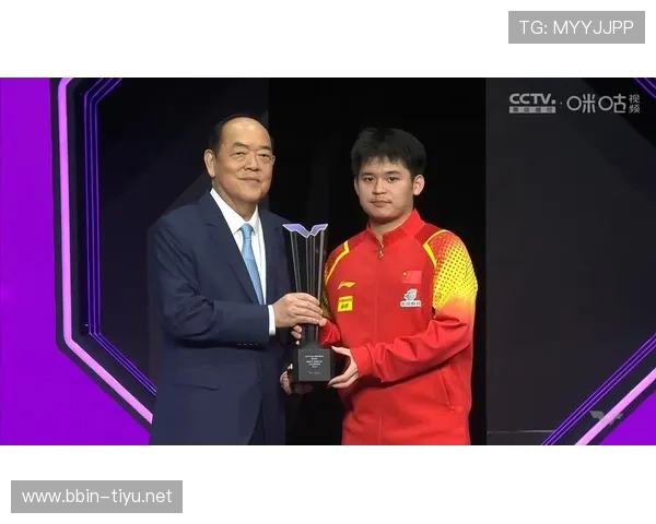 赛场边亲吻奖杯全场掌声雷动瞬间定格荣耀时刻